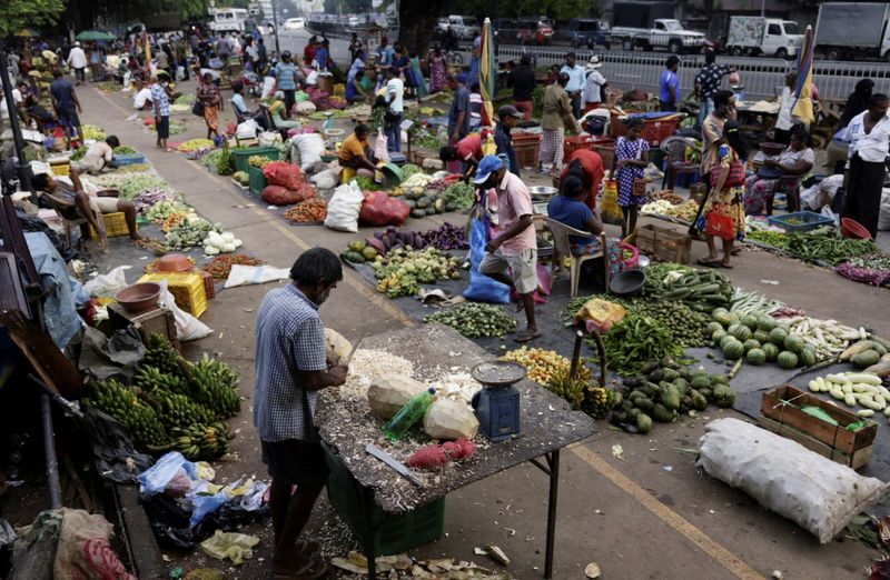 © Reuters. FILE PHOTO: A general view of a main market is seen, after the International Monetary Fund's executive board approved a $3 billion bailout, in Colombo, Sri Lanka March 21, 2023. REUTERS/Dinuka Liyanawatte/File Photo