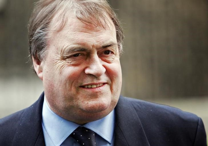 ©Reuters. John Prescott deixa Downing Street, Londres, 9 de maio de 2006. REUTERS/Stephen Hird/Foto de arquivo