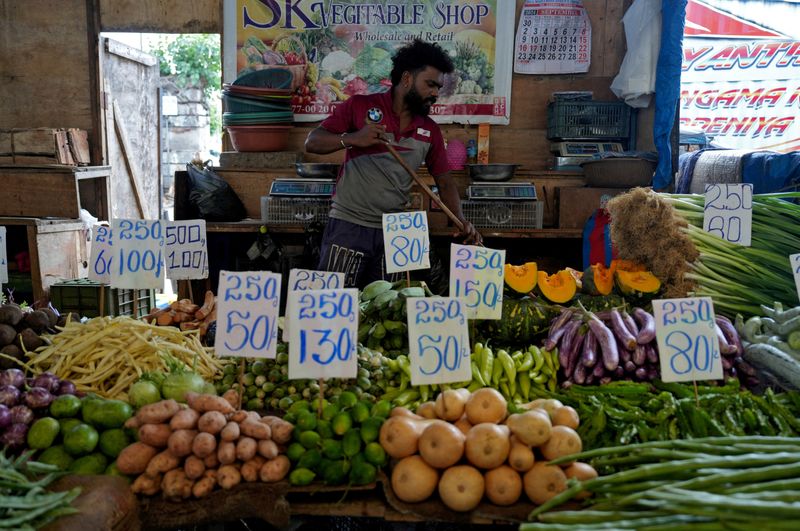 &copy; Reuters. FILE PHOTO: A vendor cleans his vegetables stall as he waits for customers at a fruit and vegetable market in Colombo, Sri Lanka, September 9, 2024. REUTERS/Thilina Kaluthotage/File Photo