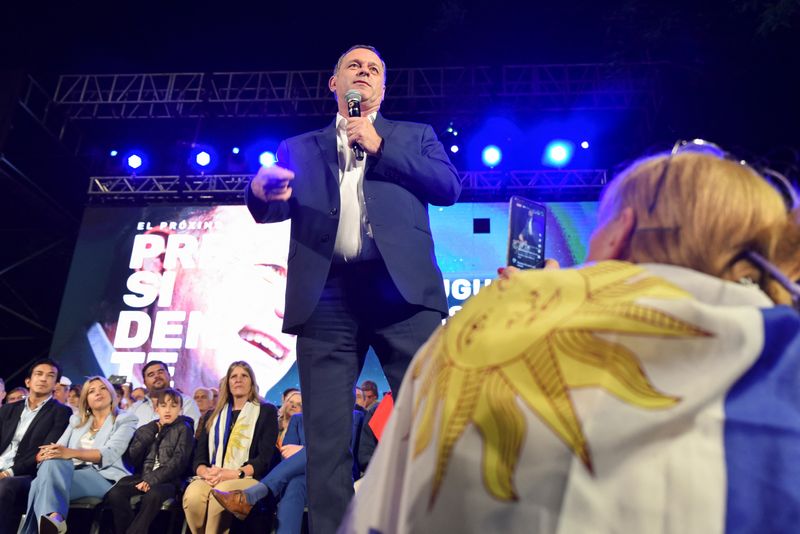 © Reuters. Uruguay's centre-right presidential candidate Alvaro Delgado speaks during his closing campaign rally, in Montevideo, Uruguay November 20, 2024. REUTERS/Martin Varela Umpierrez