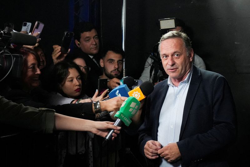 © Reuters. FILE PHOTO: Uruguay's center-right presidential candidate Alvaro Delgado speaks with members of the media as he arrives for a televised debate with center-left candidate Yamandu Orsi, ahead of the presidential election run-off, in Montevideo, Uruguay November 17, 2024. REUTERS/Mariana Greif/File Photo