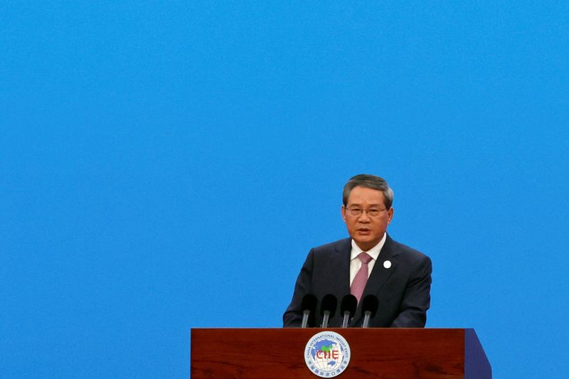 © Reuters. FILE PHOTO: Chinese Premier Li Qiang speaks at the opening ceremony of the 7th China International Import Expo (CIIE) in Shanghai, China November 5, 2024. REUTERS/Xihao Jiang/File Photo