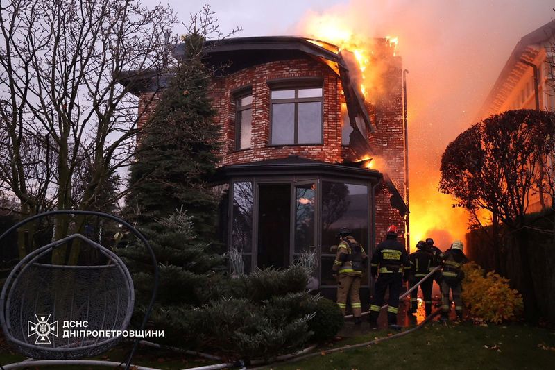 &copy; Reuters. Vigili del fuoco al lavoro sul luogo di un attacco missilistico russo a Dnipro, Ucraina, 21 novembre 2024. Servizio stampa del Servizio statale di emergenza dell'Ucraina nella regione di Dnipropetrovsk/Handout