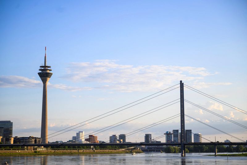 &copy; Reuters. Una veduta generale del fiume Reno e dello skyline con la Rheinturm e la Rheinkniebruecke a Duesseldorf, Germania, 13 maggio 2024. REUTERS/Jana Rodenbusch