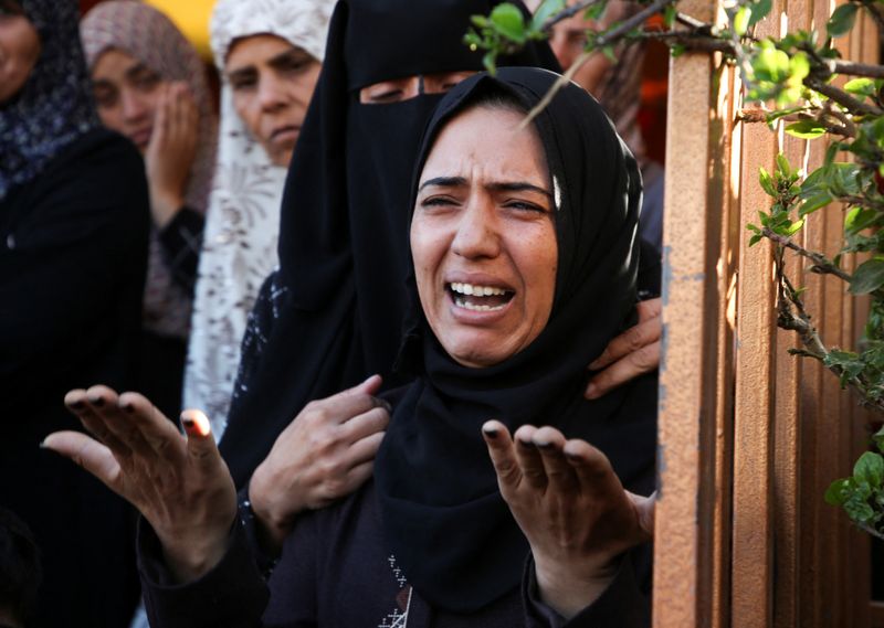 &copy; Reuters. Palestinos lamentam mortes por ataque israelense em Khan Younis, na Faixa de Gazan 21/11/2024   REUTERS/Hatem Khaled