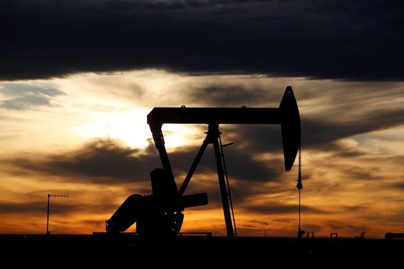 &copy; Reuters. Il sole tramonta dietro un martinetto di pompaggio del greggio su una piattaforma di trivellazione nel Bacino Permiano nella Contea di Loving, Texas, Stati Uniti, 24 novembre 2019. REUTERS/Angus Mordant