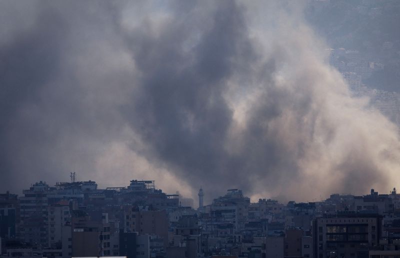 &copy; Reuters. Smoke rises from Beirut southern suburbs after an Israeli strike, amid the ongoing hostilities between Hezbollah and Israeli forces, as seen from Ashrafieh, Lebanon, November 21, 2024. REUTERS/Adnan Abidi