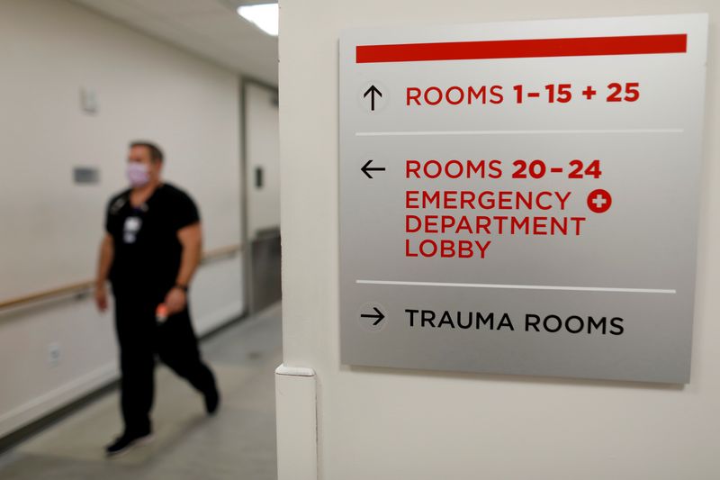 © Reuters. FILE PHOTO: An emergency room nurse is seen at a hospital in Escondido, California, U.S., January 18, 2018. REUTERS/Mike Blake/File Photo