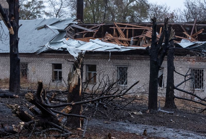 &copy; Reuters. Una veduta mostra il sito di un attacco missilistico russo, nel contesto dell'attacco russo all'Ucraina, a Dnipro, Ucraina, 21 novembre 2024. REUTERS/Mykola Synelnykov