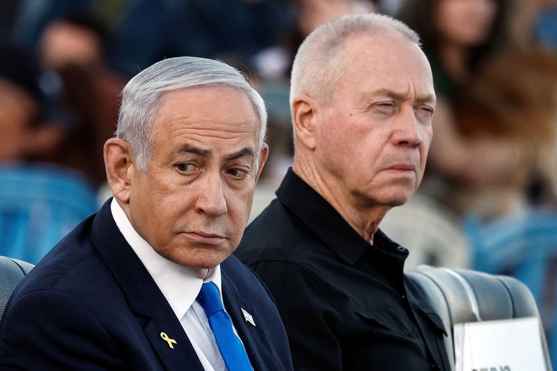 &copy; Reuters. Il premier Benjamin Netanyahu e il ministro della Difesa israeliano Yoav Gallant partecipano alla cerimonia per la 70esima coorte di ufficiali militari da combattimento, in una base dell'esercito vicino a Mitzpe Ramon, Israele, 31 ottobre 2024. REUTERS/Am