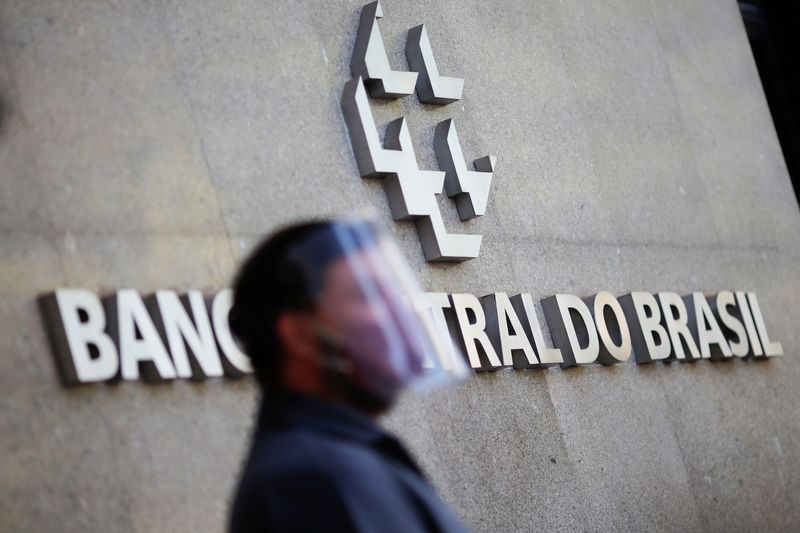 &copy; Reuters. FILE PHOTO: A man wearing a protective mask and a face shield waits to change the 200 hundred reais note after Brazil's Central Bank issues the new note in Brasilia, Brazil September 2, 2020. REUTERS/Adriano Machado/File photo