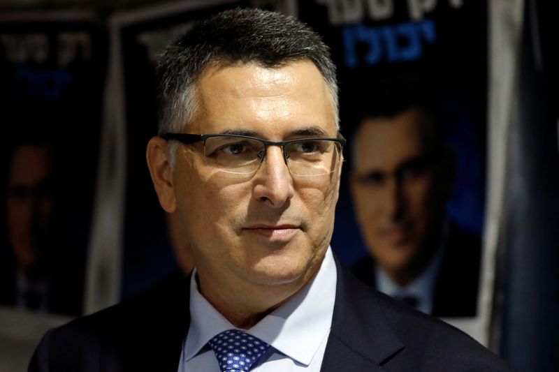 &copy; Reuters. Il ministro degli Esteri israeliano Gideon Saar alle primarie per la leadership del partito Likud, parla ai sostenitori a Rishon Lezion, Israele, 26 dicembre 2019. REUTERS/Amir Cohen