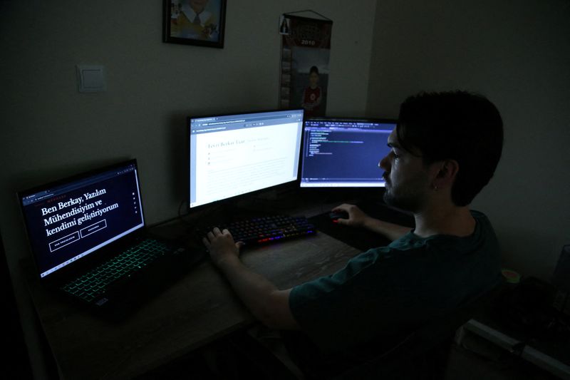 © Reuters. Berkay Ucar, 24, edits his resume in Ankara, Turkey, November 19, 2024 REUTERS/Cagla Gurdogan