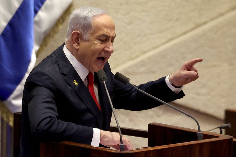 &copy; Reuters. Il primo ministro israeliano Benjamin Netanyahu parla al plenum, durante una discussione sul tema degli ostaggi rapiti durante l'attacco mortale del 7 ottobre 2023, nel parlamento israeliano, la Knesset, a Gerusalemme, il 18 novembre 2024. REUTERS/Ronen Z