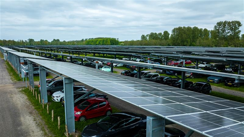 &copy; Reuters. Cobertura de estacionamento com placas de geração de energia solar na HolandanSolarfields/Handout via Thomson Reuters Foundation