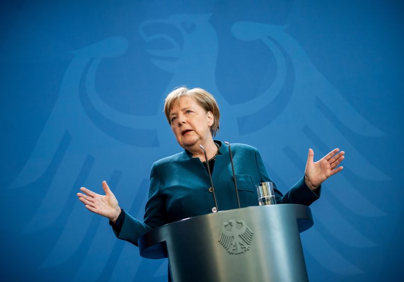 &copy; Reuters. Il cancelliere tedesco Angela Merkel rilascia una dichiarazione stampa sulla diffusione della nuova malattia da coronavirus (COVID-19) presso la Cancelleria di Berlino, Germania. 22 marzo 2020. Michel Kappeler/Pool via REUTERS