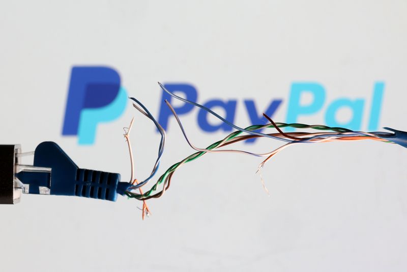 &copy; Reuters. Logo do PayPal por trás de cabo de internet quebradon11/3/2022 REUTERS/Dado Ruvic/Ilustração/Arquivo