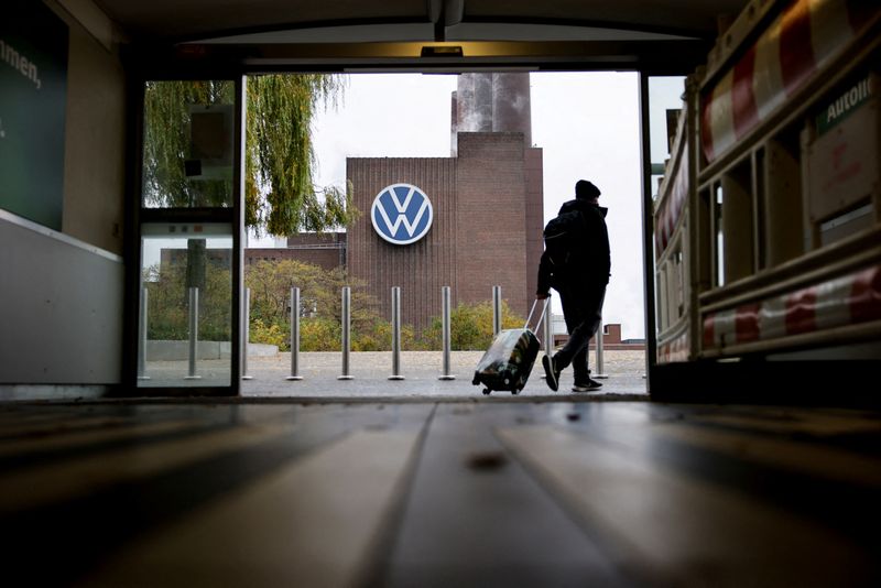 &copy; Reuters. FILE PHOTO: A person carries luggage near the Volkswagen power plant in Wolfsburg, Germany October 30, 2024. REUTERS/Axel Schmidt