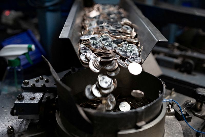 © Reuters. FILE PHOTO: Coins are counted before being placed into a bulk bag in Philadelphia, Pennsylvania, U.S. October 25, 2022. REUTERS/Hannah Beier/File Photo