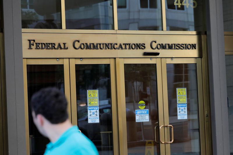 © Reuters. FILE PHOTO: Signage is seen at the headquarters of the Federal Communications Commission in Washington, D.C., U.S., August 29, 2020. REUTERS/Andrew Kelly/File Photo