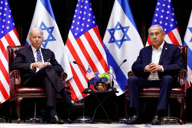 &copy; Reuters. Il presidente degli Stati Uniti Joe Biden incontra il premier israeliano Benjamin Netanyahu e il gabinetto di guerra israeliano durante la sua visita in Israele nel corso del conflitto in corso tra Israele e Hamas, a Tel Aviv, Israele, 18 ottobre 2023. RE