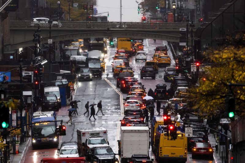 © Reuters. People make their way along 42nd street during a rainy day in New York City, U.S. November 21, 2024.  REUTERS/Eduardo Munoz