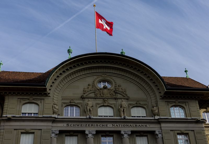 © Reuters. FILE PHOTO: A flag is pictured on the Swiss National Bank (SNB) building in Bern, Switzerland, November 6, 2024. REUTERS/Denis Balibouse/File Photo