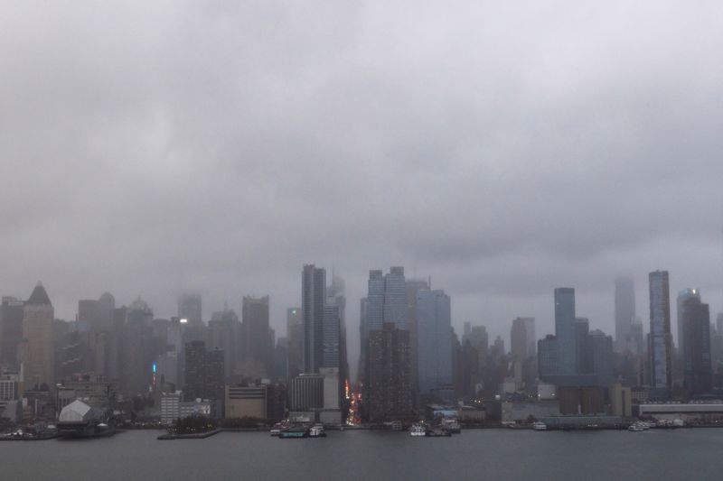 © Reuters. Clouds are pictured over the skyline of New York during a rainy day as it is seen from Weehawken, New Jersey, U.S. November 21, 2024.  REUTERS/Eduardo Munoz