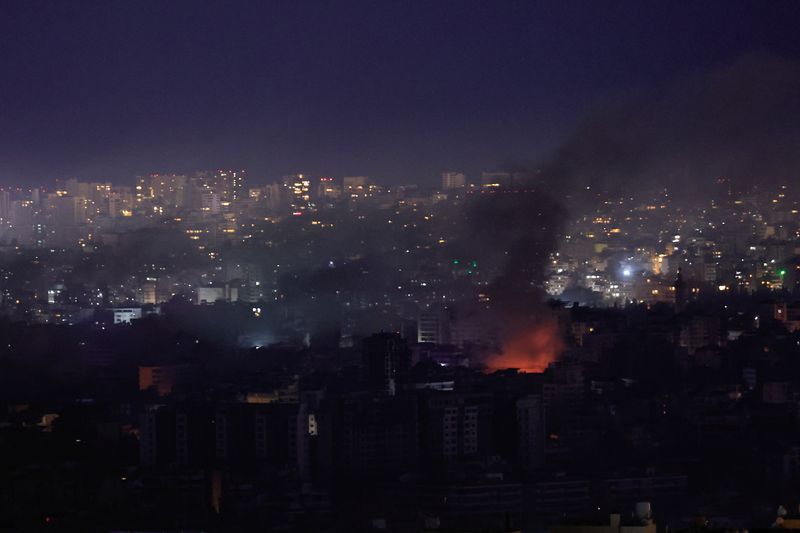 © Reuters. Smoke billows over Beirut's southern suburbs, after an Israeli strike, amid the ongoing hostilities between Hezbollah and Israeli forces, as seen from Baabda, Lebanon, November 21, 2024. REUTERS/Thaier Al-Sudani