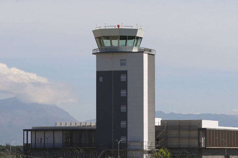 © Reuters. FILE PHOTO: An airport control tower is seen at Toussaint Louverture International Airport after the Federal Aviation Administration (FAA) said it will bar U.S. airlines from operating in Haiti for 30 days after three commercial jetliners were struck by gunfire on Monday, in Port-au-Prince, Haiti November 13, 2024. REUTERS/Marckinson Pierre/File Photo