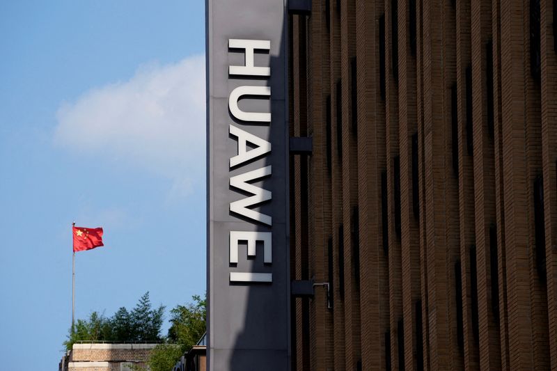 &copy; Reuters. Bandeira chinesa tremula perto de uma loja da Huawei em Xangai, China n08/09/2023nREUTERS/Aly Song