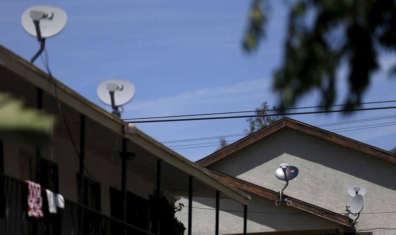 © Reuters. A Dish Network satellite dish is pictured in Pasadena on April 20, 2016 with satellite dishes from Direct TV. REUTERS/Mario Anzuoni/File photo