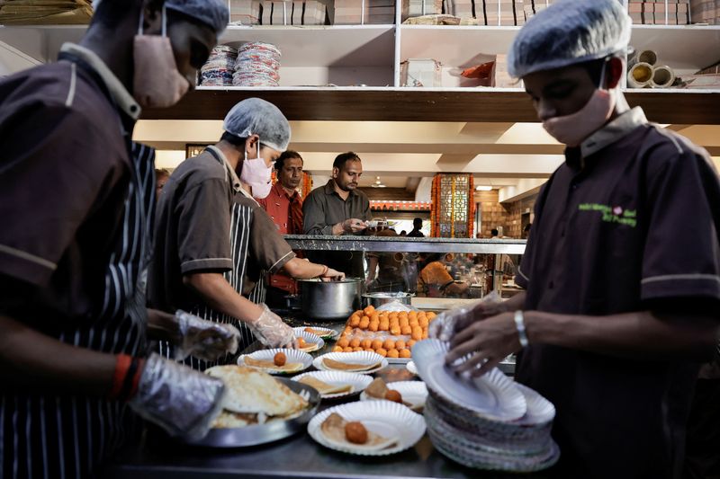 © Reuters. FILE PHOTO: Staff serve food at a restaurant, which is serving dosas free of cost to people who cast their votes, during the second phase of the general elections, in Bengaluru, in Karnataka, India April 26, 2024. REUTERS/Navesh Chitrakar/File Photo