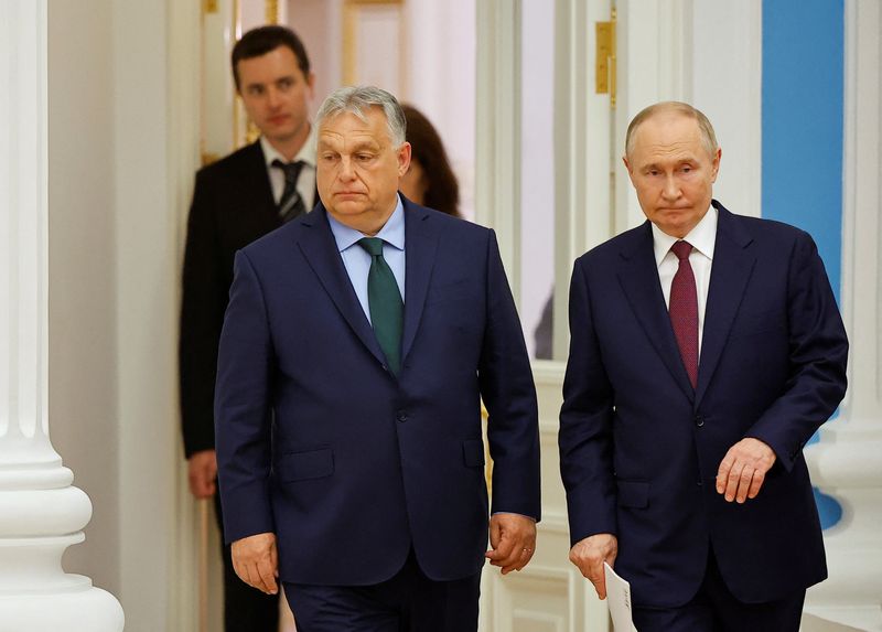 © Reuters. FILE PHOTO: Hungary's Prime Minister Viktor Orban and Russia's President Vladimir Putin arrive for a press conference following their meeting in Moscow, Russia July 5, 2024. REUTERS/Evgenia Novozhenina/File Photo