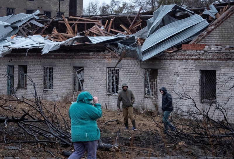 © Reuters. FILE PHOTO: Residents walk at a site of a Russian missile strike, amid Russia's attack on Ukraine, in Dnipro, Ukraine November 21, 2024. REUTERS/Mykola Synelnykov/File Photo