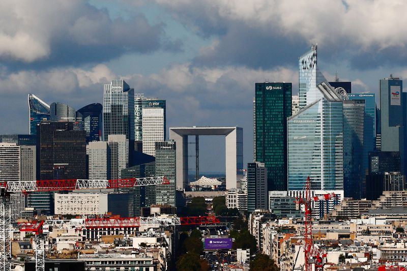 &copy; Reuters. FILE PHOTO: A view shows the financial and business district of La Defense and the Grande Arche building-monument in La Defense, near Paris, France, September 16, 2021. REUTERS/Gonzalo Fuentes/File Photo