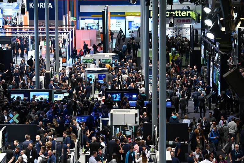 © Reuters. FILE PHOTO: People visit a trade fair in Hannover Messe, in Hanover, Germany, April 22, 2024.  REUTERS/Annegret Hilse/File Photo