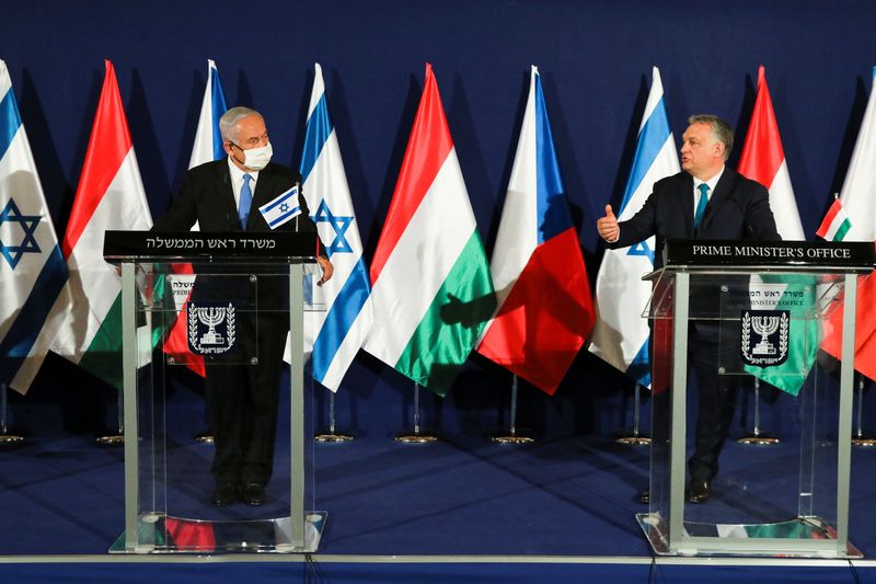 &copy; Reuters. Il primo ministro israeliano Benjamin Netanyahu ascolta il primo ministro ungherese Viktor Orban mentre rilasciano dichiarazioni congiunte durante il loro incontro a Gerusalemme l'11 marzo 2021. Abir Sultan/REUTERS