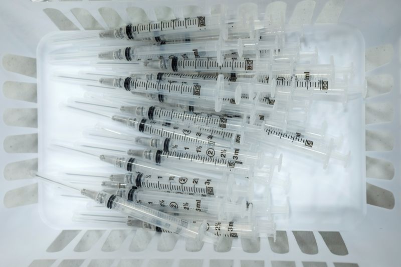 © Reuters. FILE PHOTO: Syringes are seen at a clinic in Collegeville, Pennsylvania, U.S., on March 7, 2021. REUTERS/Hannah Beier/File Photo

