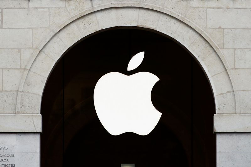 &copy; Reuters. Apple logo is seen on the Apple store at The Marche Saint Germain in Paris, France July 15, 2020.  REUTERS/Gonzalo Fuentes/File Photo