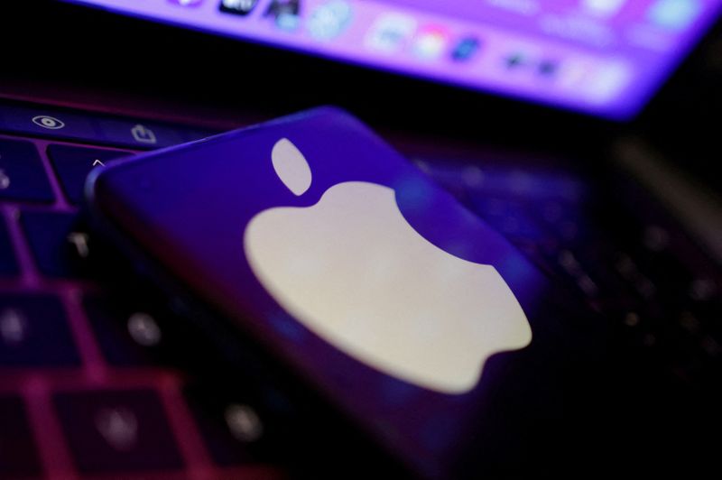 © Reuters. FILE PHOTO: Apple logo is seen in this illustration taken, August 22, 2022. REUTERS/Dado Ruvic/Illustration/File Photo