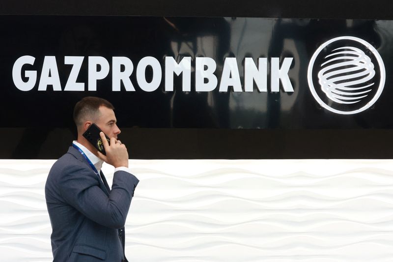 © Reuters. FILE PHOTO: A man walks past the logo of Gazprombank during the Saint Petersburg international gas forum in Saint Petersburg, Russia September 15, 2022. REUTERS/Anton Vaganov/File photo