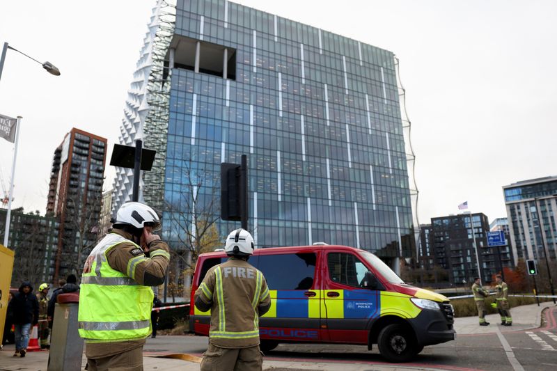 © Reuters. Firefighters stand near the U.S. Embassy, amid ongoing investigation following an incident in London, Britain, November 22, 2024. REUTERS/Mina Kim