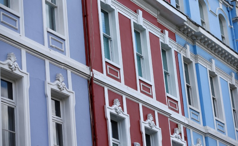 &copy; Reuters. FILE PHOTO: A row of houses are seen in London, Britain June 3, 2015.  REUTERS/Suzanne Plunkett/File Photo