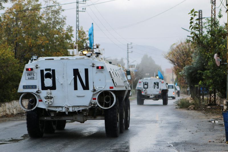 &copy; Reuters. Veicoli delle forze di pace dell'ONU (Unifil) percorrono una strada tra le ostilità in corso tra Hezbollah e le forze israeliane, a Marjayoun, vicino al confine con Israele, nel Libano meridionale, il 19 novembre 2024. REUTERS/Karamallah Daher