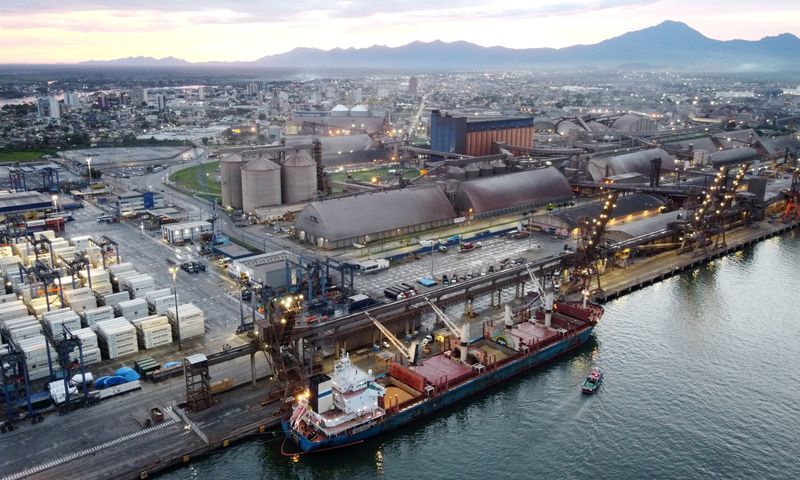 &copy; Reuters. Imagem do porto de Paranaguán3/12/2020nREUTERS/Rodolfo Buhrer