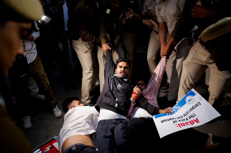 © Reuters. FILE PHOTO: Police officers detain supporters of India's main opposition Congress party during a protest against Indian billionaire Gautam Adani, after he was indicted in New York over his role in an alleged multibillion-dollar bribery and fraud scheme, in New Delhi, India, November 21, 2024. REUTERS/Anushree Fadnavis/File Photo