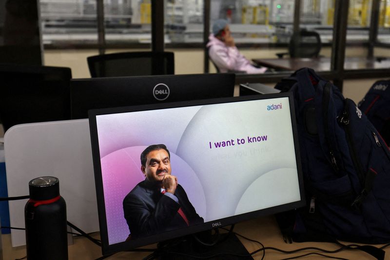 © Reuters. FILE PHOTO: A technician talks on his cell phone at the Photovoltaic Modules assembling plant of Adani Green Energy Ltd (AGEL), in Mundra, India, April 11, 2024. REUTERS/Amit Dave/File Photo