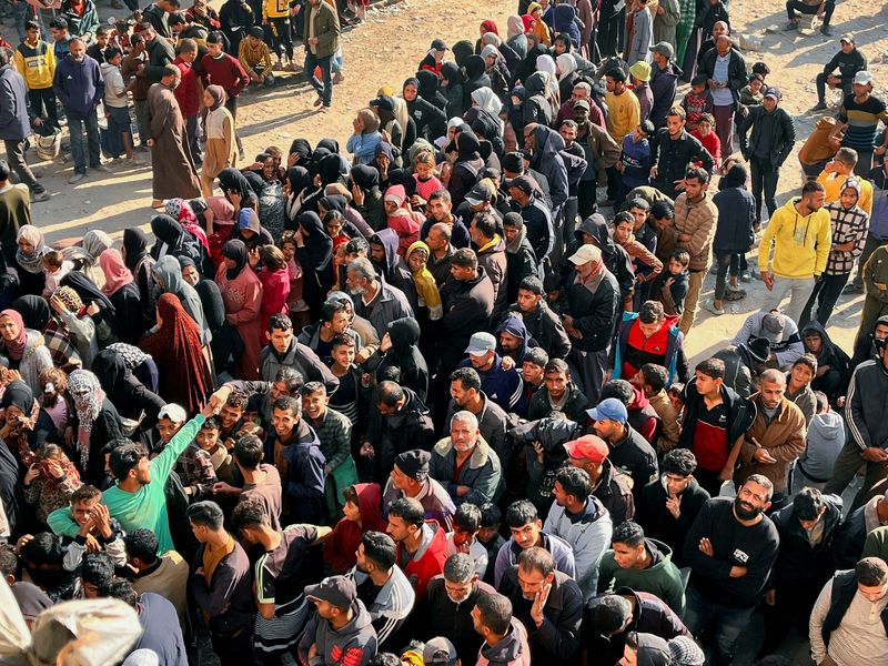 &copy; Reuters. Palestinos se juntam para comprar pão em Khan Younisn22/11/2024nREUTERS/Hussam Al-Masri