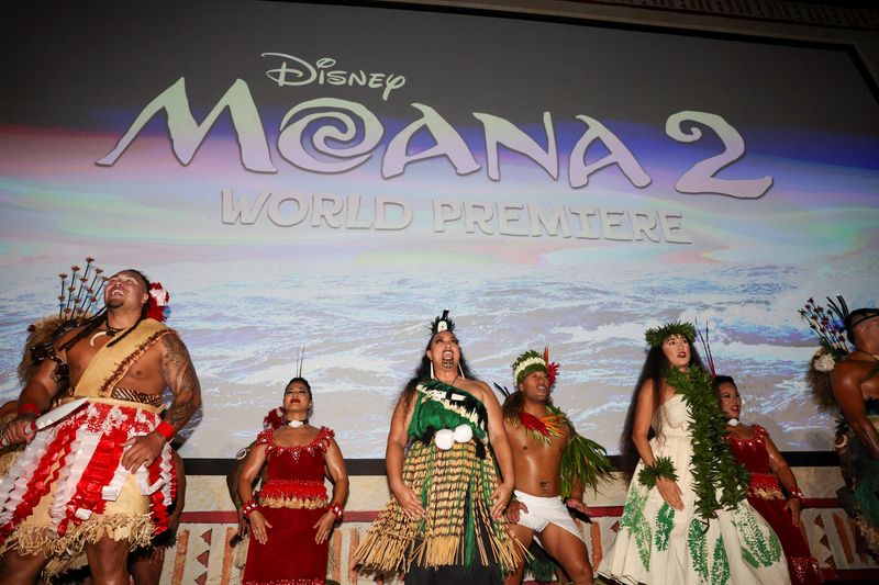 © Reuters. Dançarinos polinésios se apresentam antes da estreia do filme de animação da Disney, Moana 2, em Kapolei, Havaí
21/11/2024
REUTERS/Marco Garcia